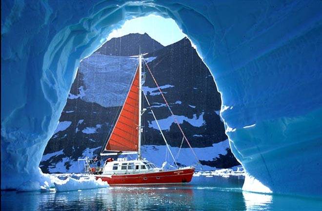 Yacht Vagabond in Arctic